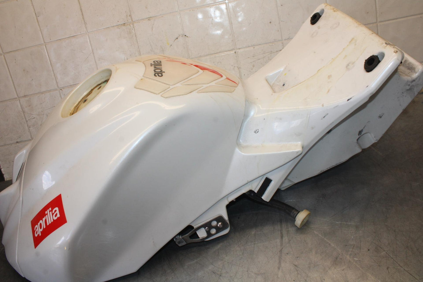 2010 Aprilia RSV1000R WHITE GAS TANK FUEL CELL PETROL RESERVOIR BB513