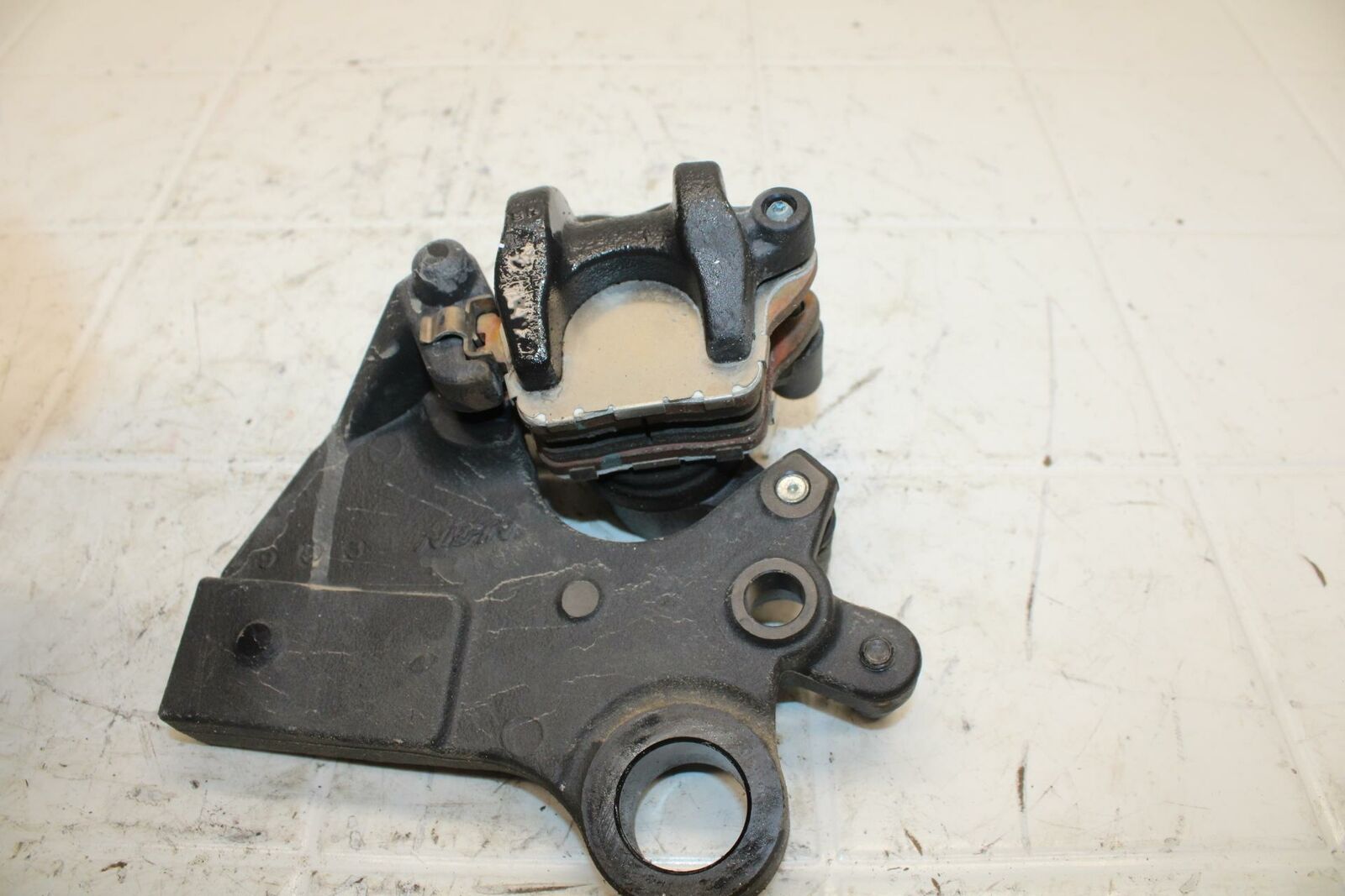 19-20 KAWASAKI NINJA ZX6R REAR BACK BRAKE CALIPER W MOUNT BRACKET BB407