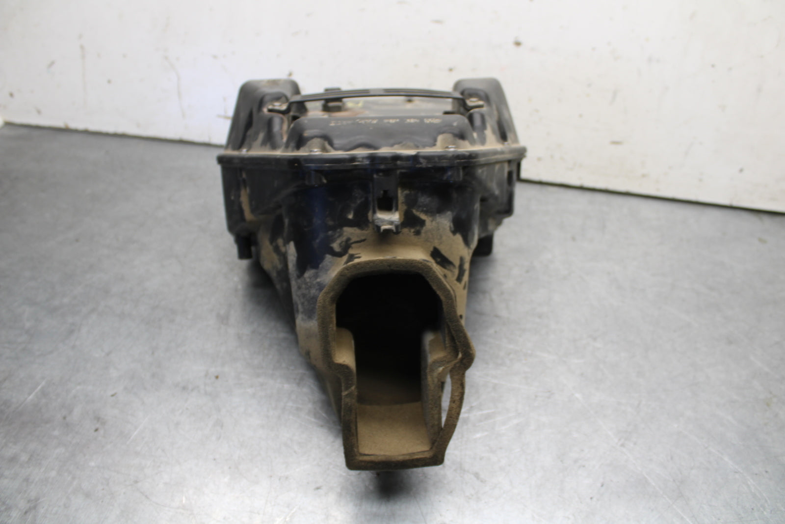 09-11 TRIUMPH DAYTONA 675 AIRBOX AIR INTAKE FILTER BOX BB652