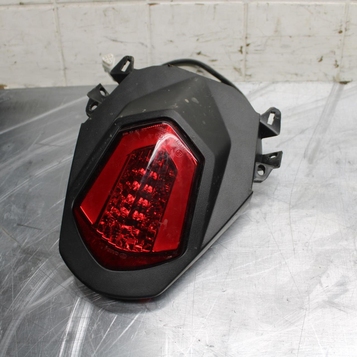 17-23 SUZUKI GSXR 250 GSX250RL8 REAR TAIL TAILLIGHT BACK BRAKE LIGHT BB490