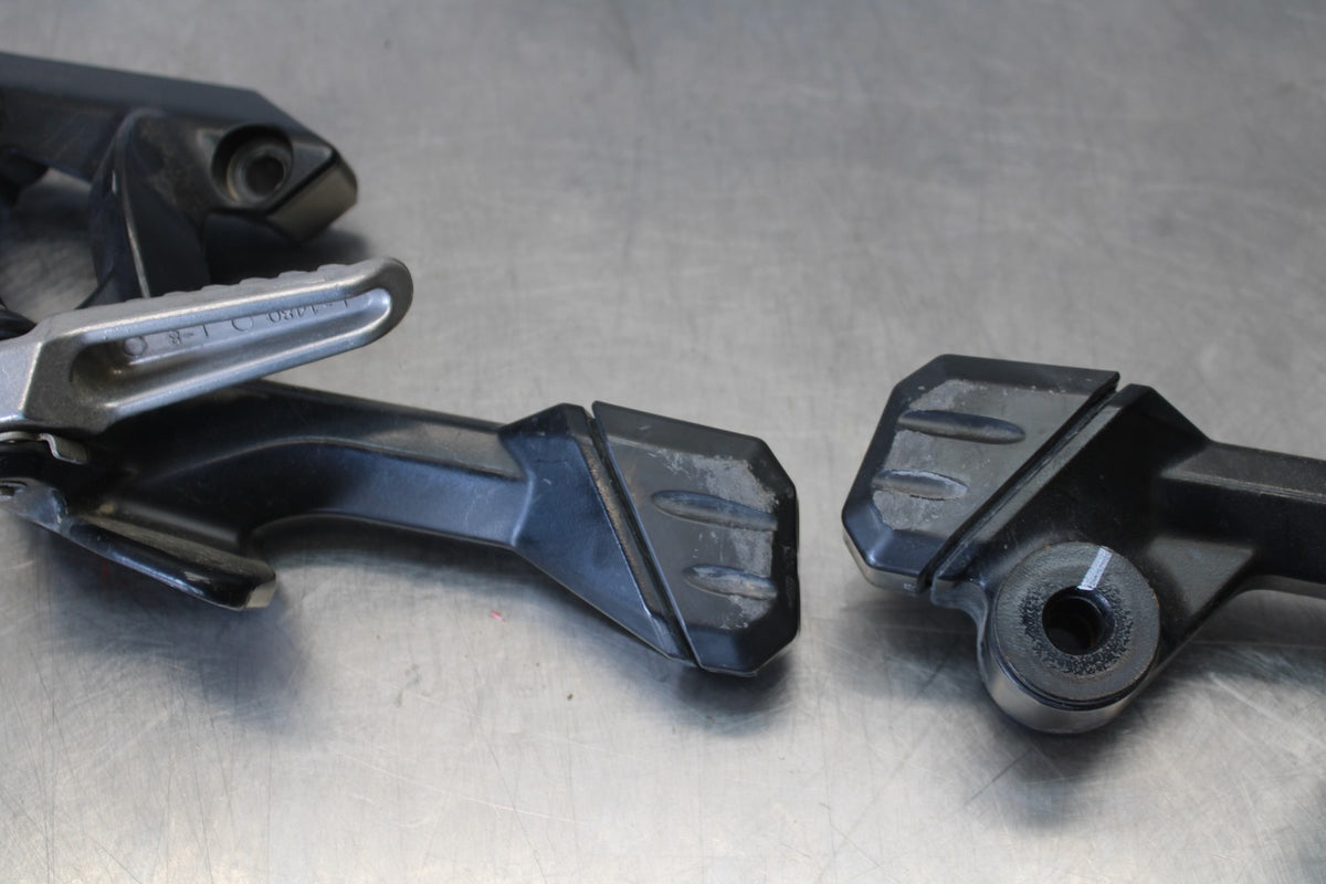 09 KAWASAKI CONCOURS 14 ZG1400B REAR BACK PASSENGER PEG SET PAIR BB875