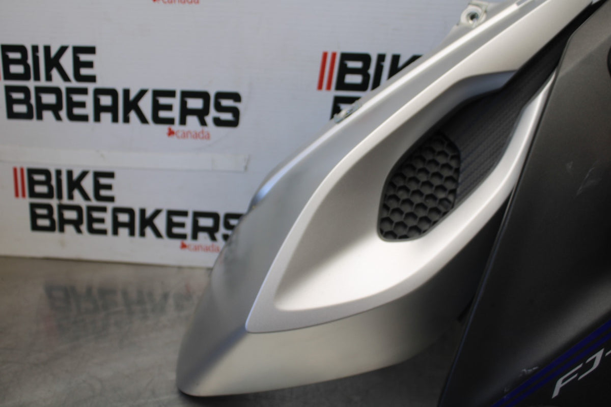 15-17 YAMAHA FJ09 RIGHT FRONT UPPER MID SIDE FAIRING COWL PLASTIC BB906