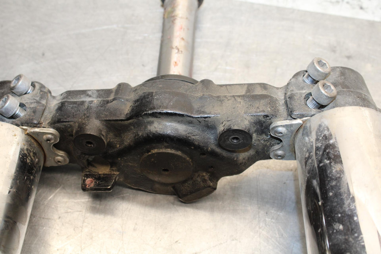 2005 Kawasaki Vulcan 1600 VN1600D Nomad FRONT LOWER TRIPLE TREE STEM BB556