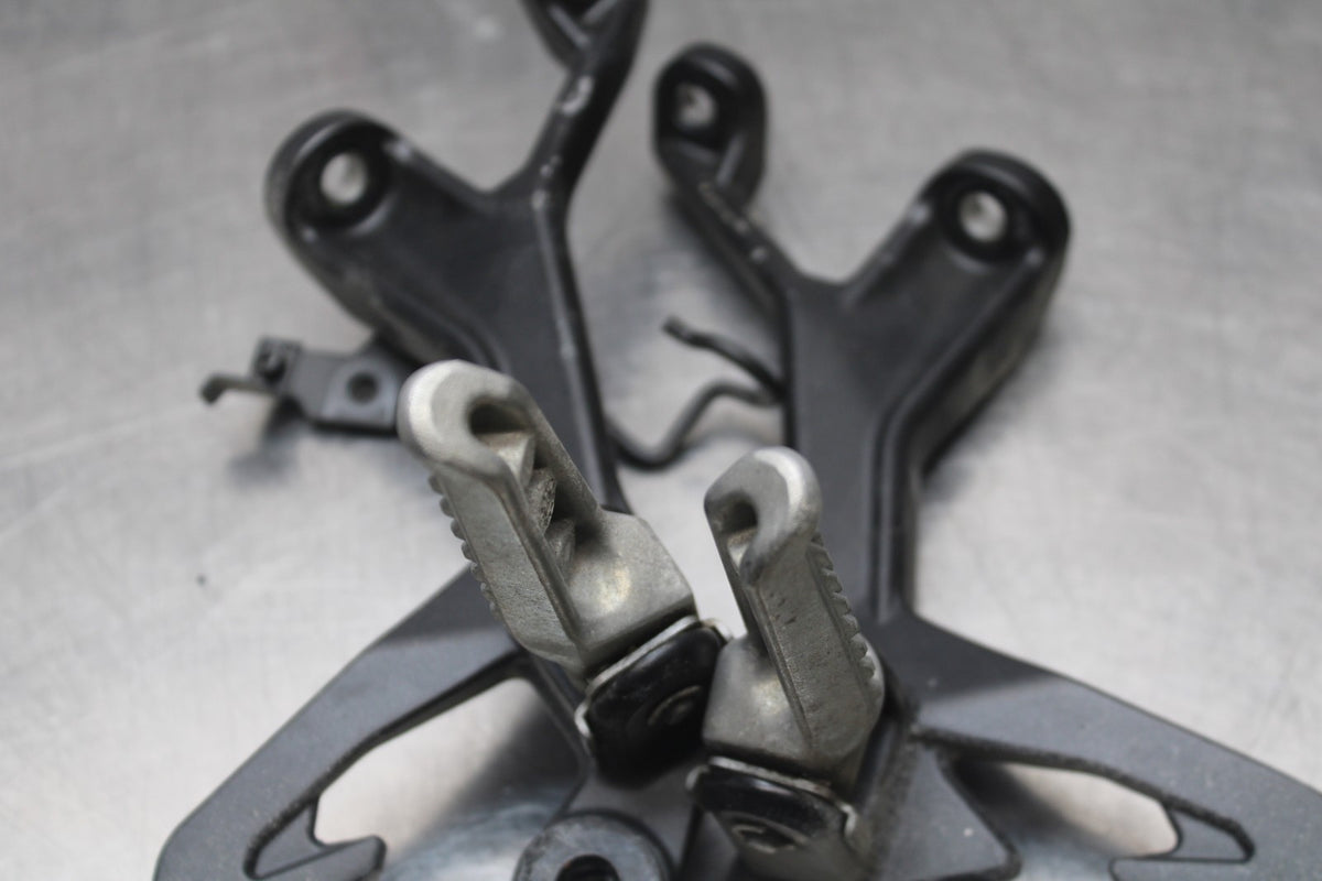 24 KAWASAKI NINJA 500 ABS REAR BACK PASSENGER PEG SET PAIR BB818