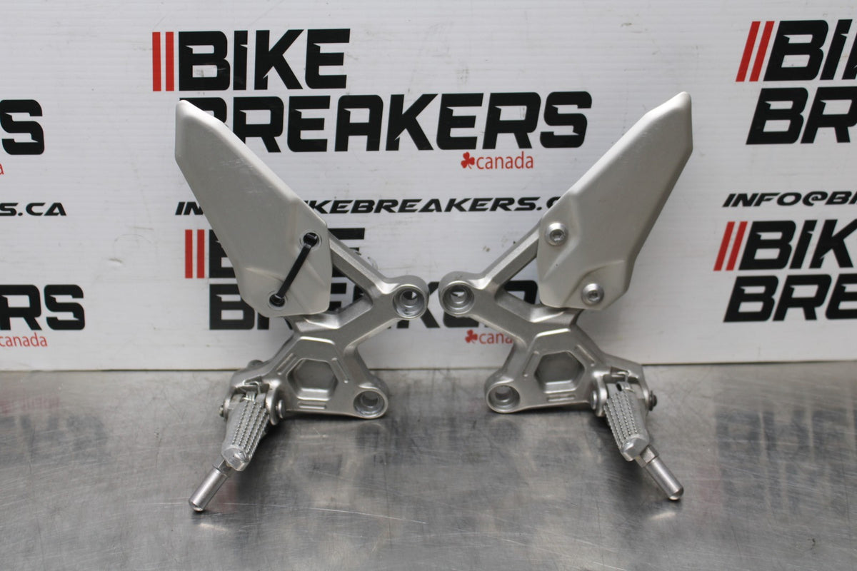 24-25 KAWASAKI NINJA ZX4R RIGHT LEFT REARSETS REAR SET DRIVER FOOT PEGS  BB827