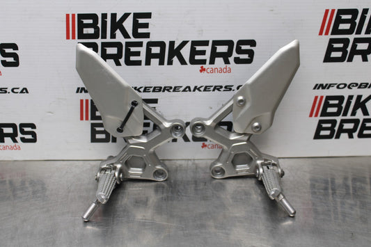 24-25 KAWASAKI NINJA ZX4R RIGHT LEFT REARSETS REAR SET DRIVER FOOT PEGS  BB827