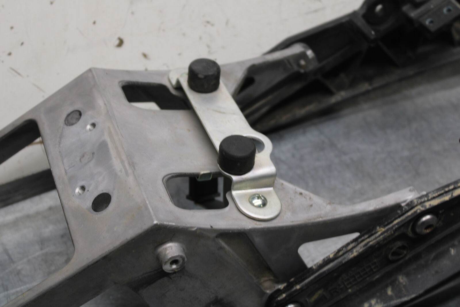 06-07 SUZUKI GSXR750 REAR SUBFRAME SUB FRAME 41211-01H00-YAP 41231-41G10 BB670