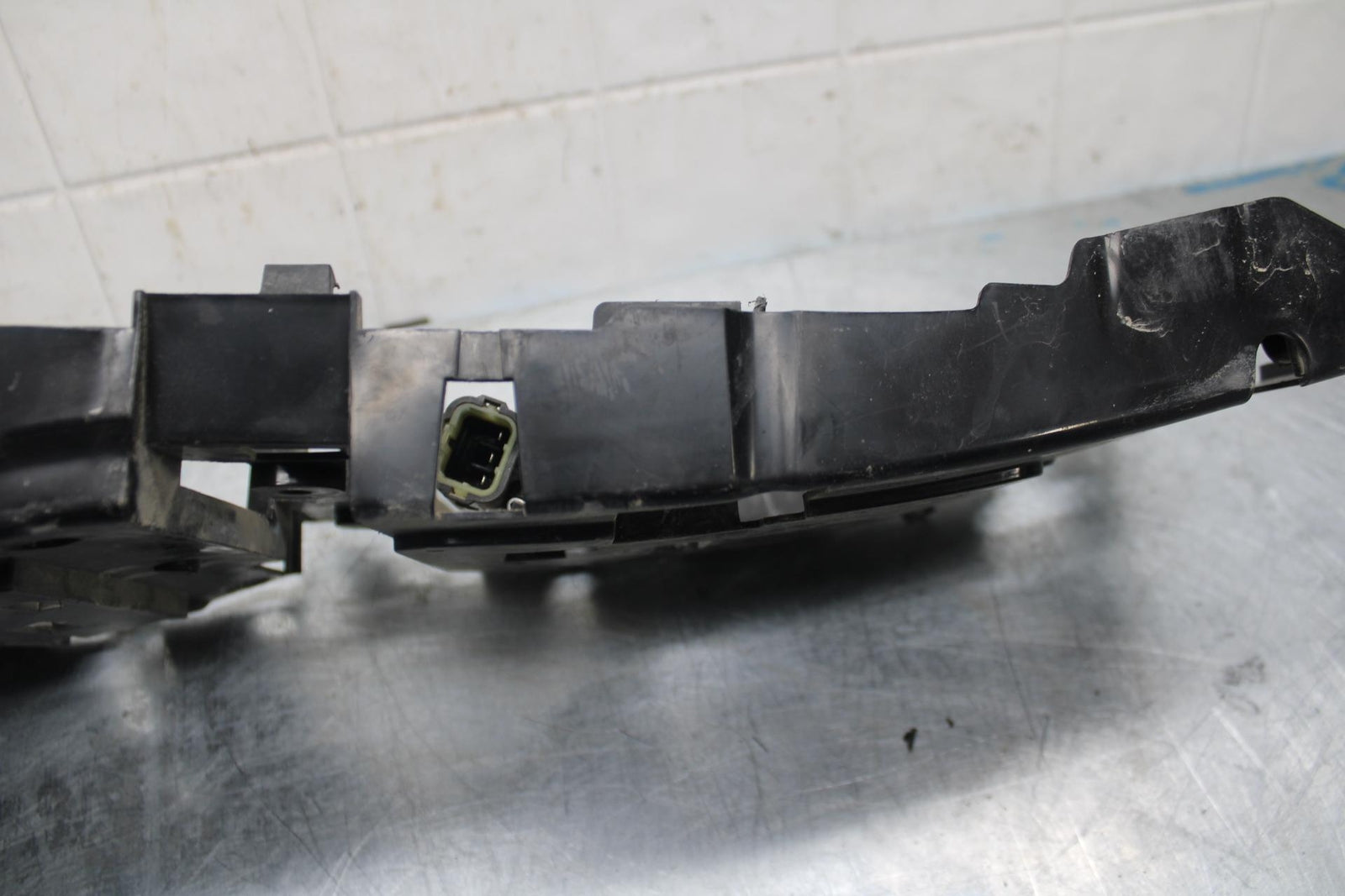 07 YAMAHA YZF R6 2c0 REAR BACK TAIL UNDERTAIL BATTERY TRAY PLASTIC BB423