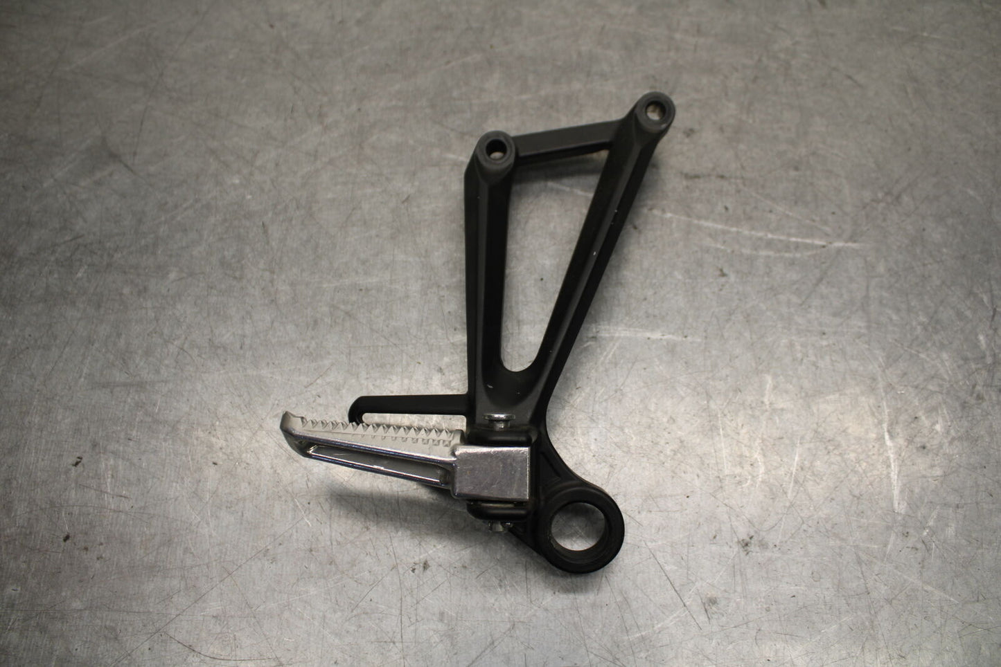 15-17 YAMAHA YZF R3 RIGHT REAR BACK PASSENGER PEG BB651