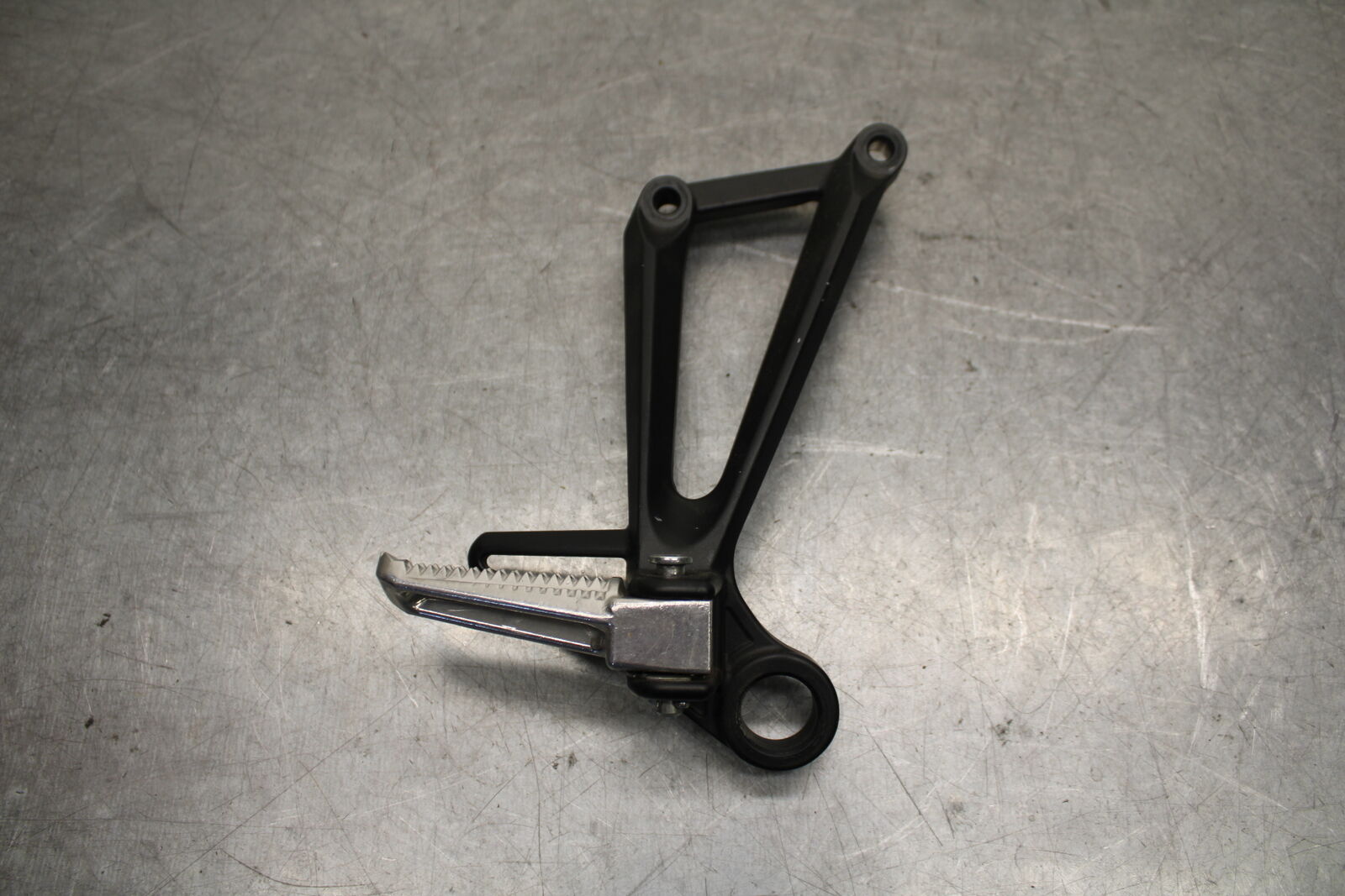 15-17 YAMAHA YZF R3 RIGHT REAR BACK PASSENGER PEG BB651