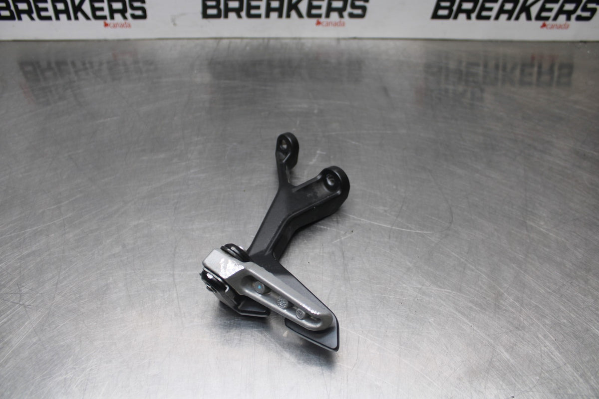 18-26 KAWASAKI Z400 LEFT RIGHT REAR PILLION PEG BRACKETS MOUNTS BB852