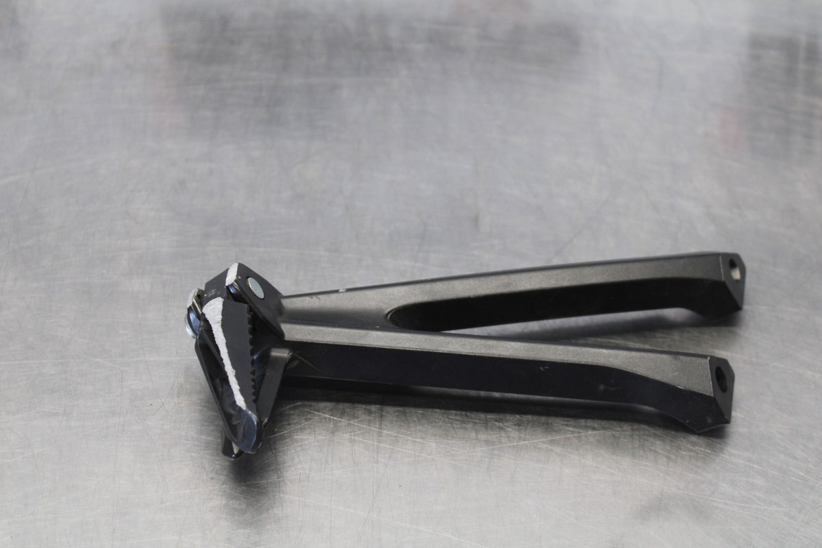 11-26 SUZUKI GSXR750 LEFT REAR BACK PASSENGER PEG BB882