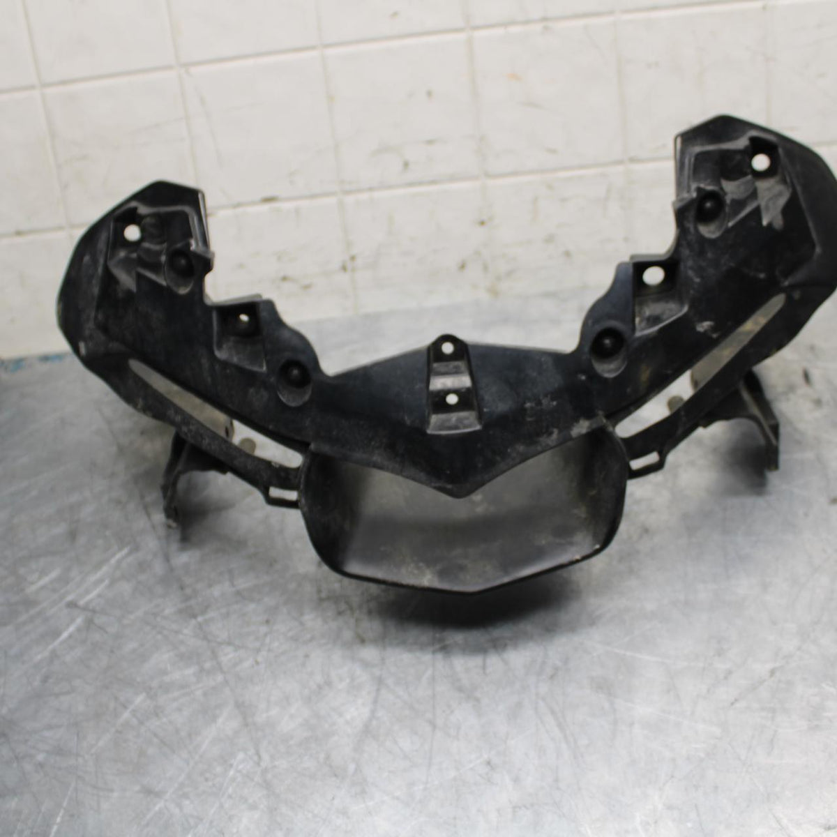 18 YAMAHA YZF R1  FRONT CENTER COWL FAIRING STAY BB473