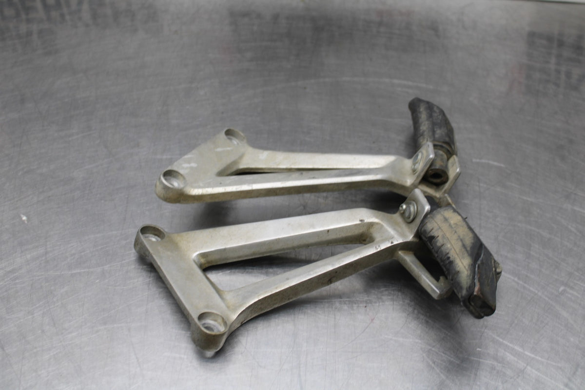 08 HONDA CBR125R REAR BACK PASSENGER PEG SET PAIR BB804