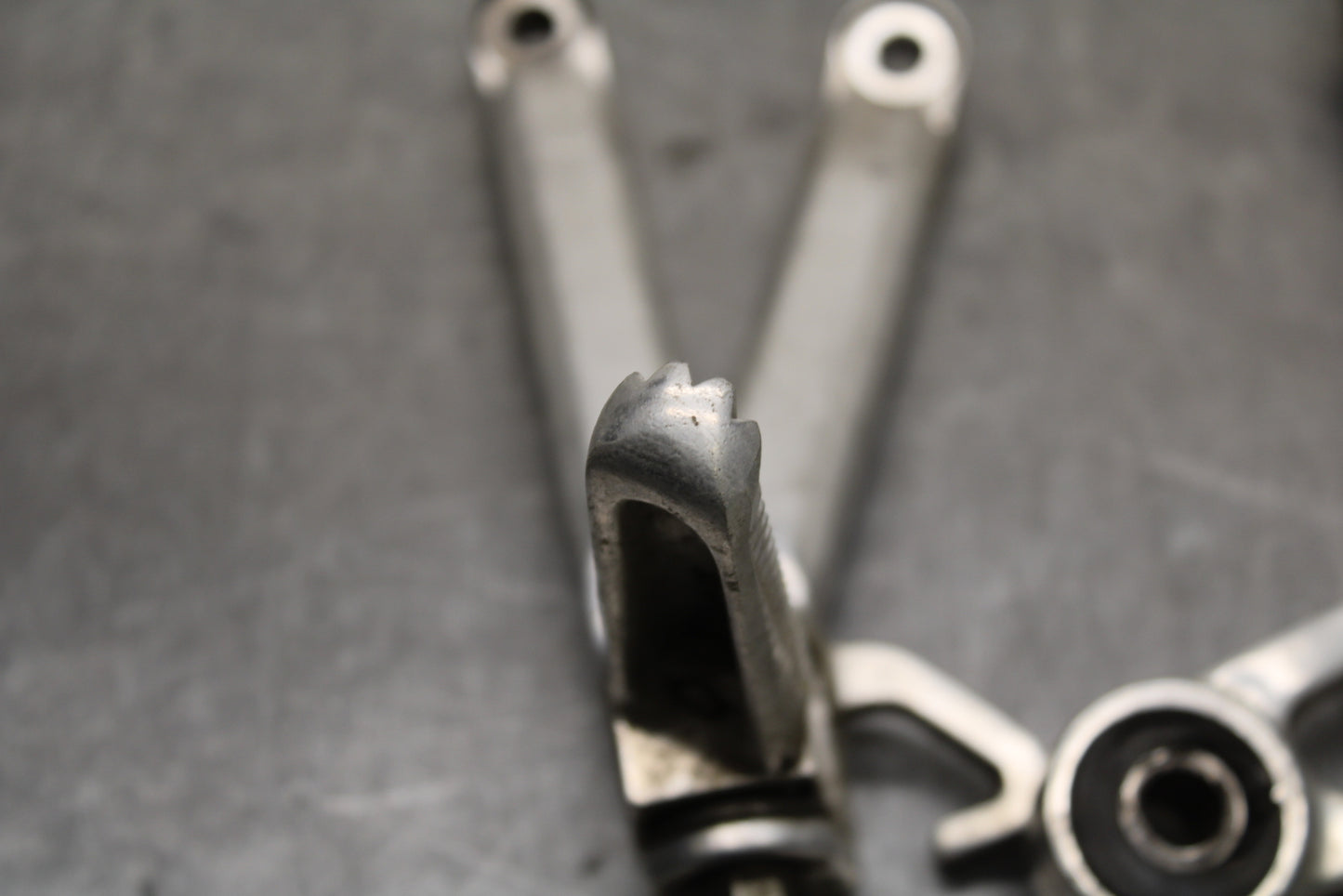 08-16 YAMAHA YZF R6 REAR BACK PASSENGER PEG SET PAIR BB131