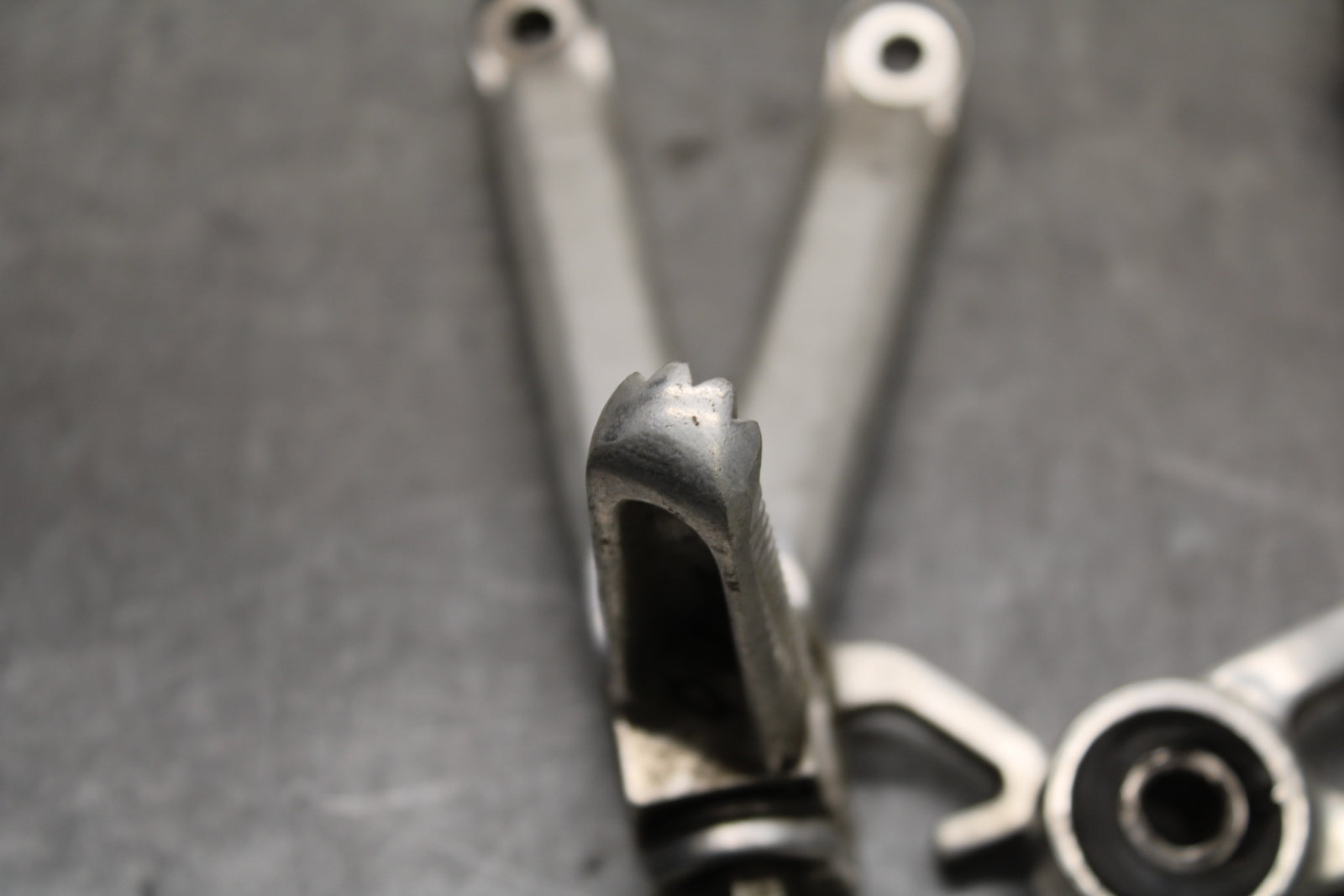 08-16 YAMAHA YZF R6 REAR BACK PASSENGER PEG SET PAIR BB131