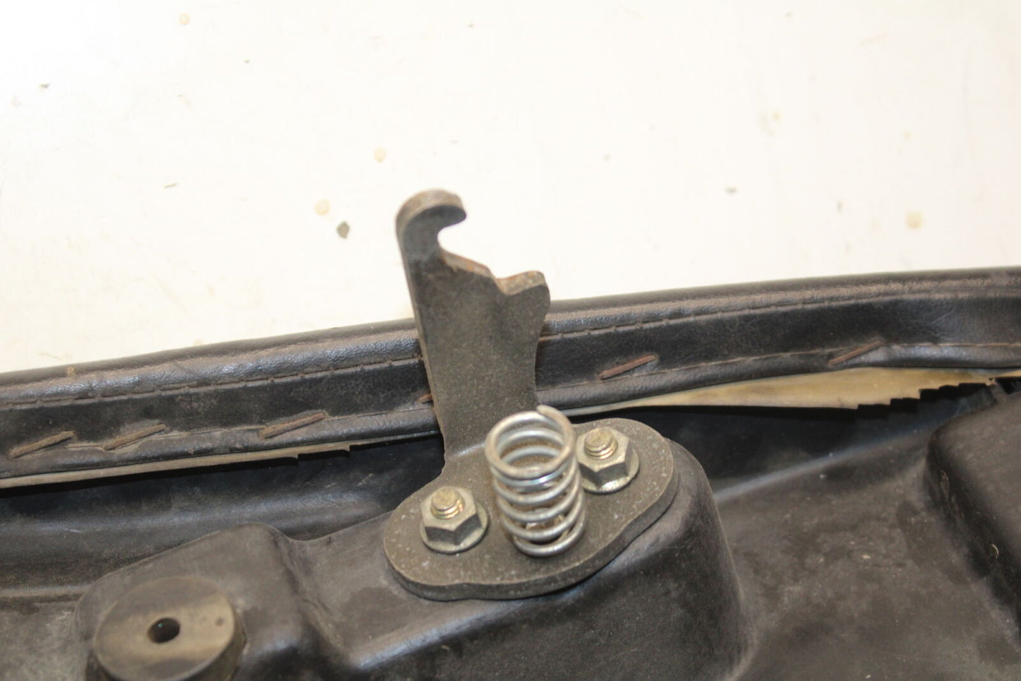 82-83 YAMAHA MAXIM 750 FRONT DRIVERS SEAT BB671