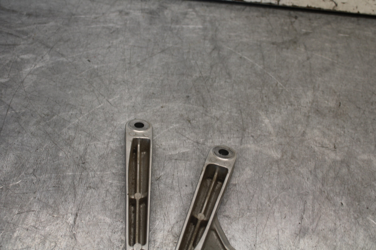05-06 HONDA CBR600RR RIGHT PASSENGER PEG 50720-MEL-305 50750-MEE-D00 BB655