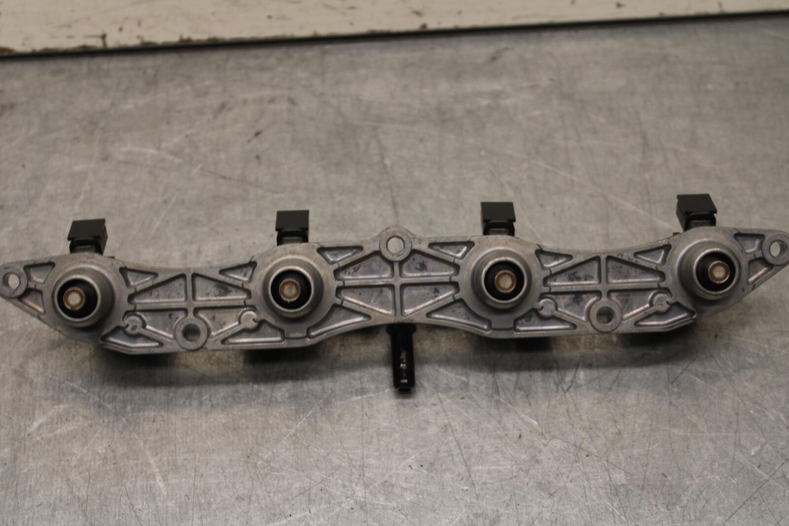 09-12 KAWASAKI NINJA ZX6R SECONDARY FUEL INJECTORS TOP AIRBOX GAS RAIL BB640