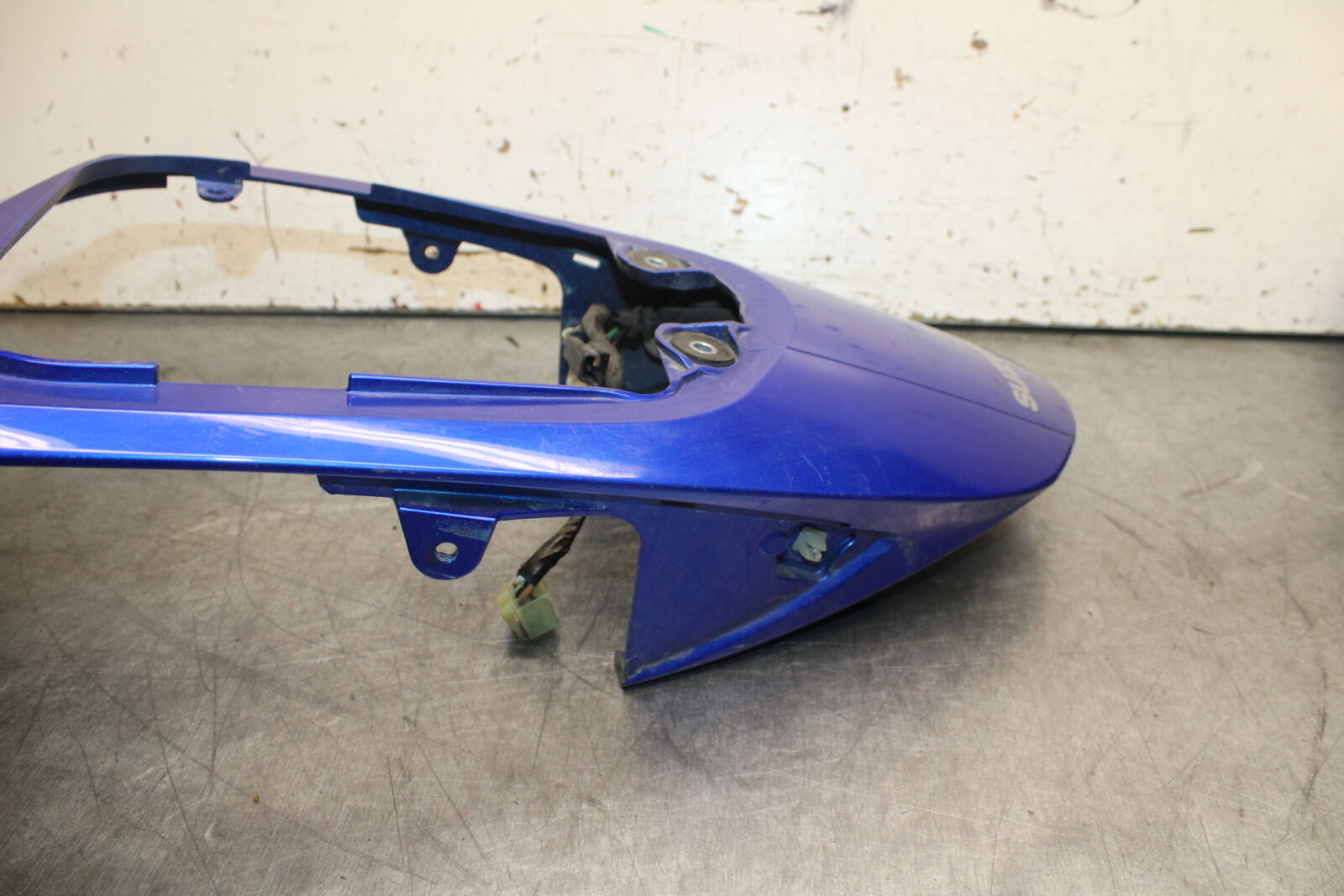 08-10 SUZUKI GSXR 600  CENTER REAR BACK TAIL FAIRING COWL BB101