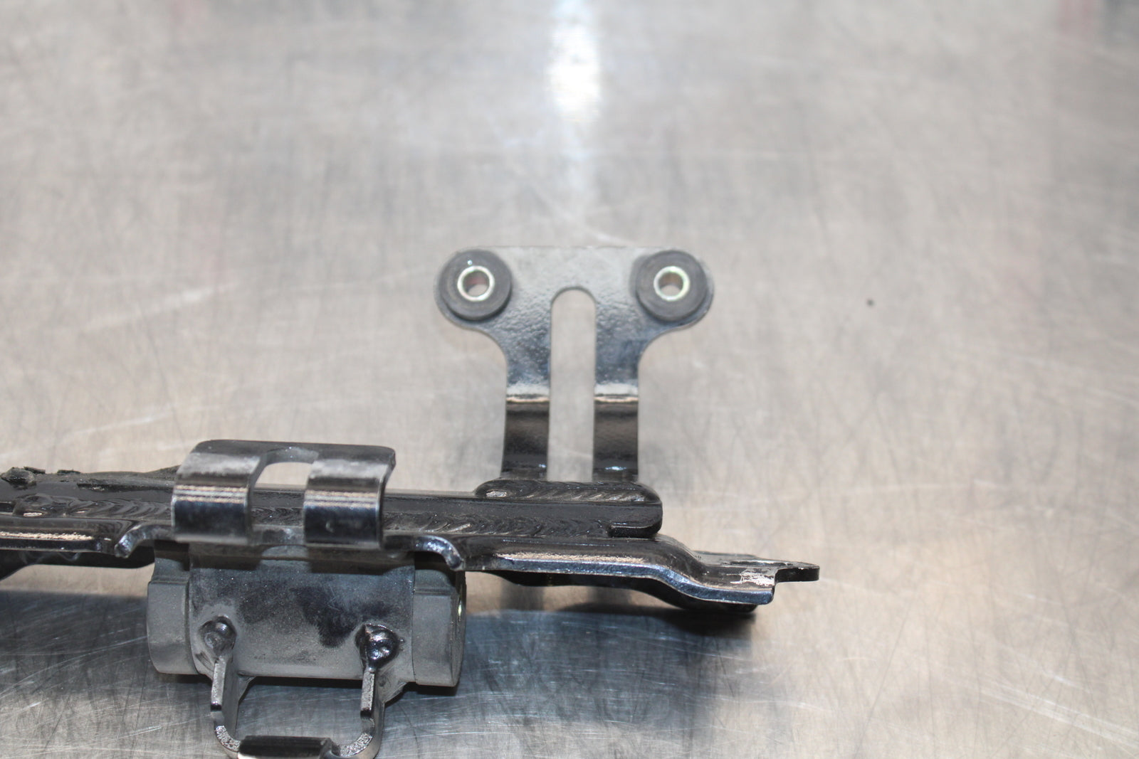 04-05 KAWASAKI NINJA ZX10R GAS TANK FUEL PETROL RESERVOIR BRACKET MOUNT BB163