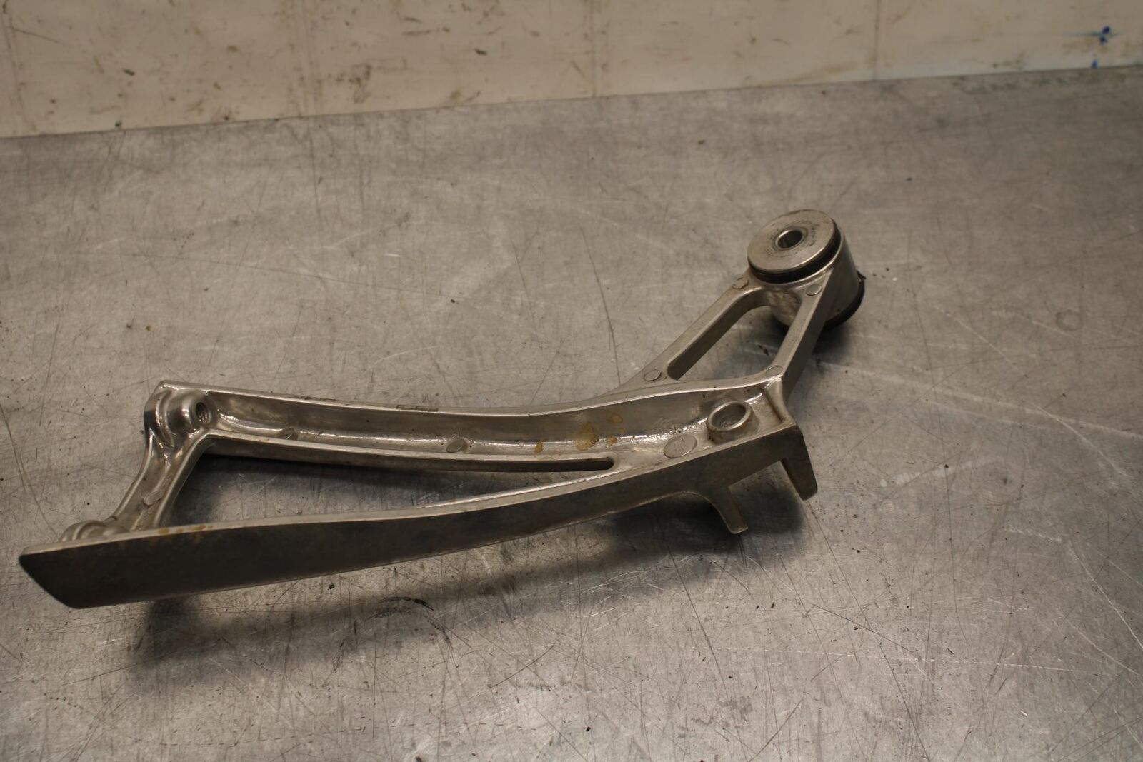 2007 Yamaha YZF R6S RIGHT REAR PASSENGER FOOTPEG MOUNT BB594