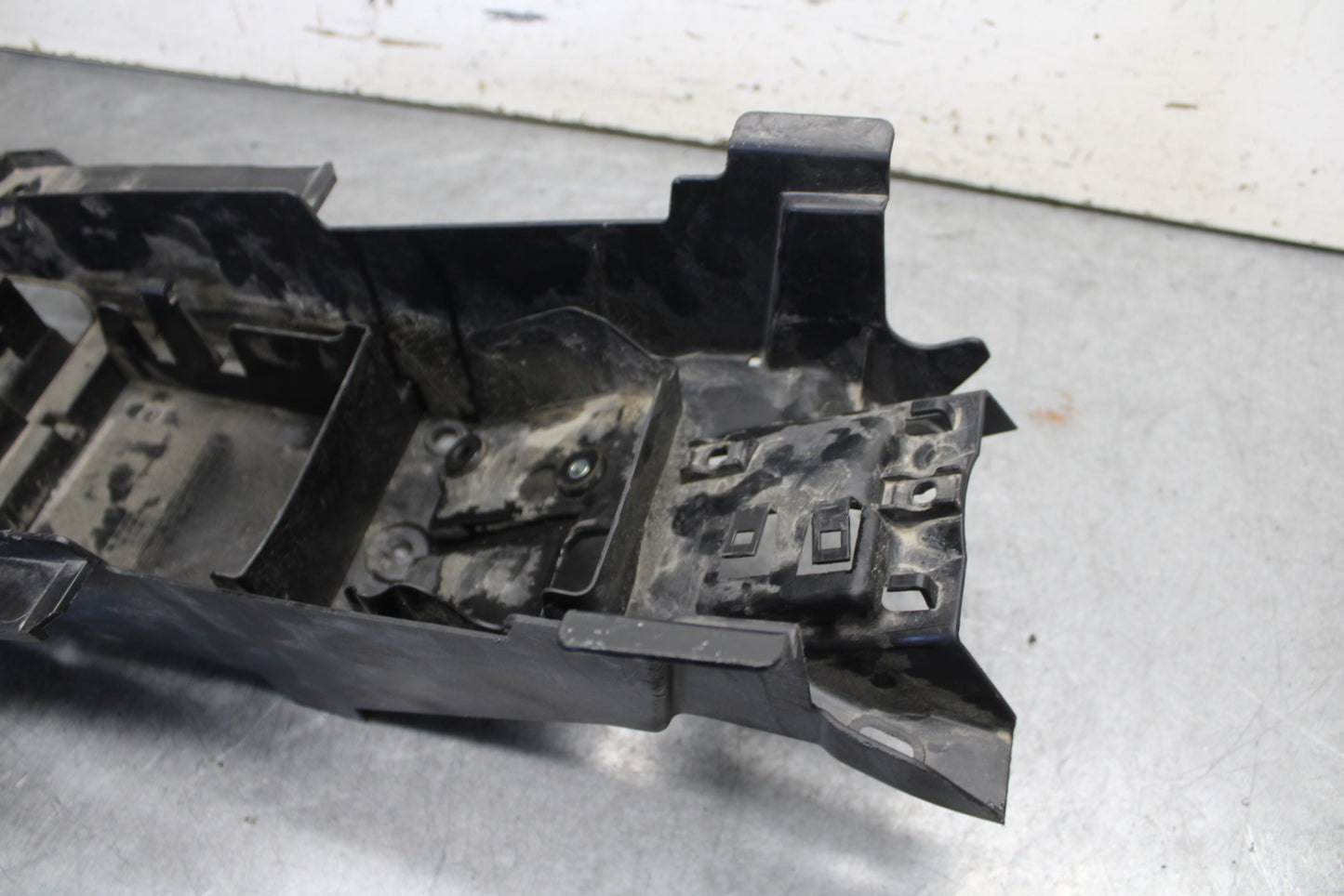 16-21 YAMAHA XSR900 REAR BACK TAIL UNDERTAIL BATTERY TRAY PLASTIC BB664