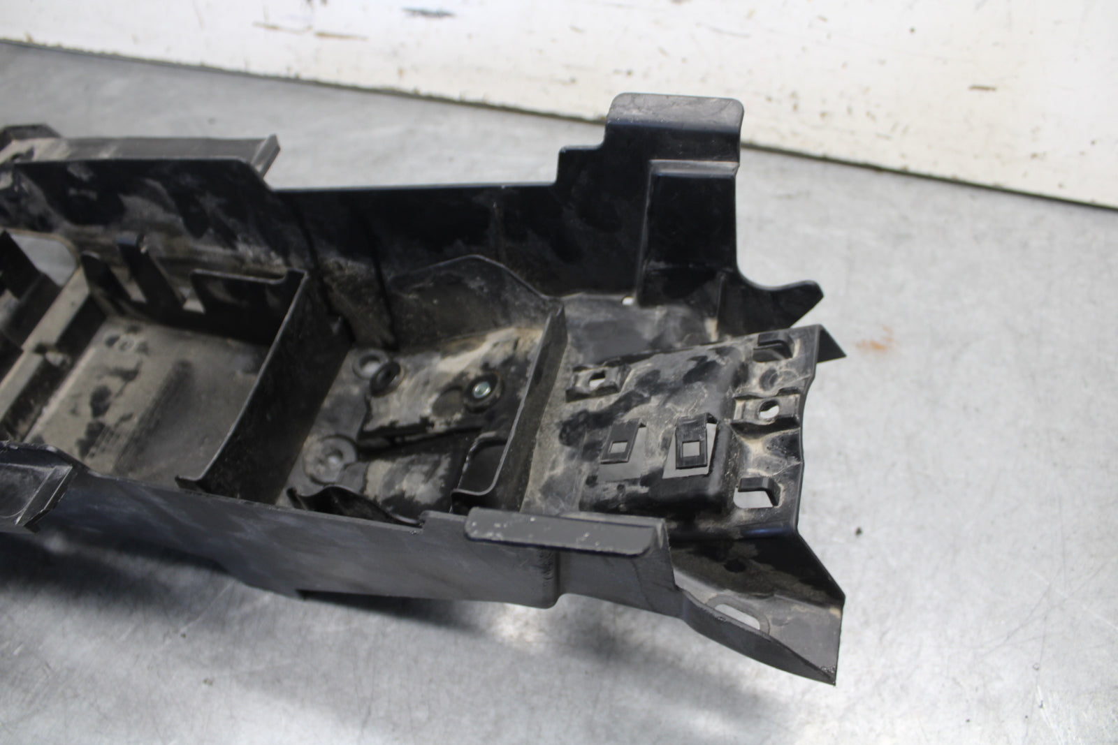 16-21 YAMAHA XSR900 REAR BACK TAIL UNDERTAIL BATTERY TRAY PLASTIC BB664