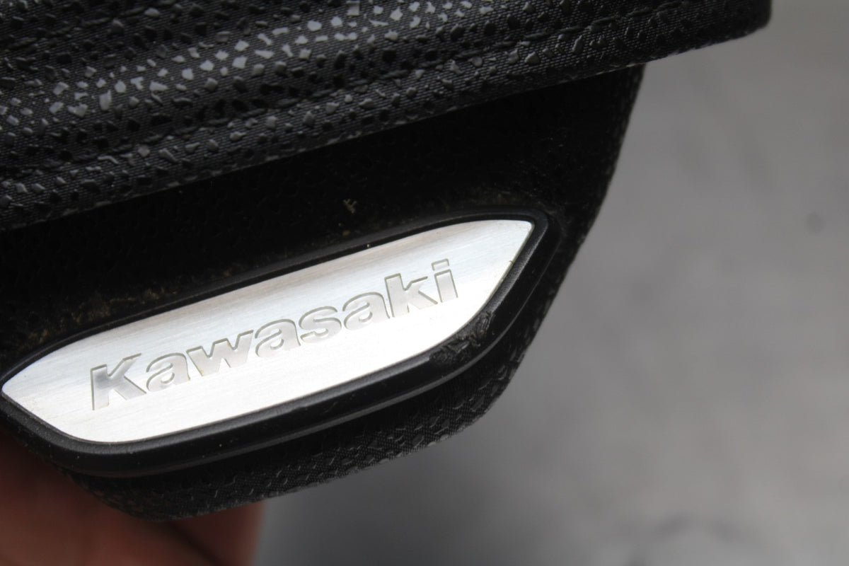 25 KAWASAKI Z900 REAR BACK PASSENGER TANDEM SEAT PAD SADDLE PILLION BB928