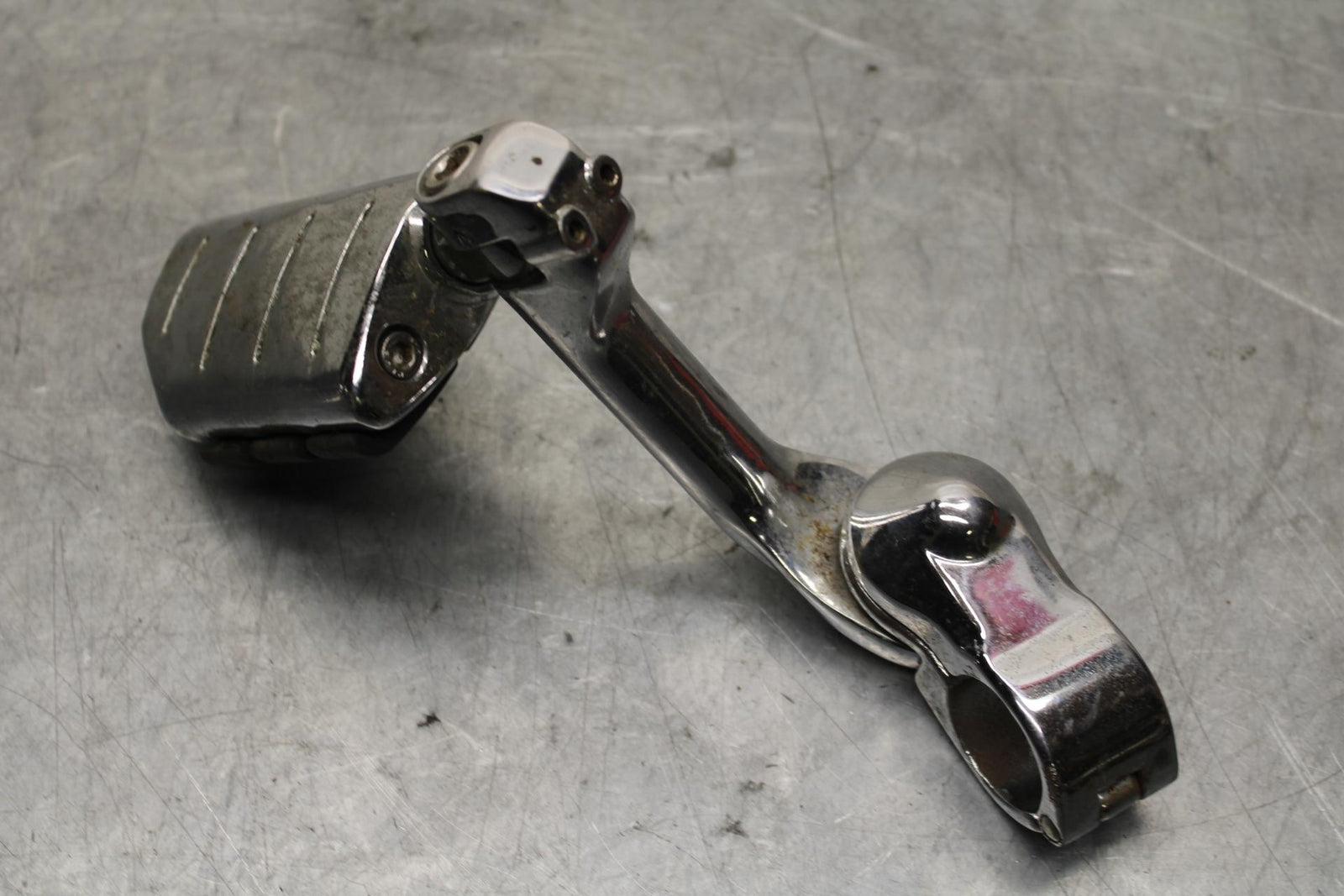 2005 Kawasaki Vulcan 1600 VN1600D Nomad REAR PASSENGER FOOT STEP PEG BB556