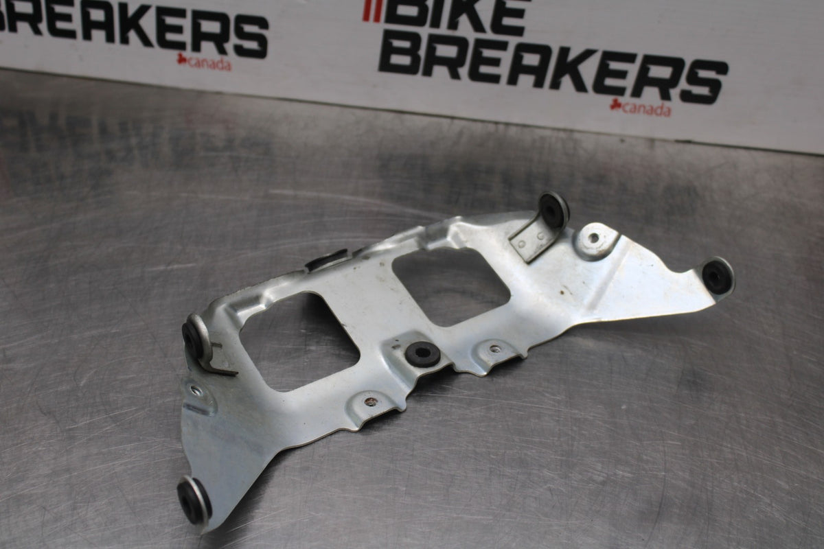 06-07 SUZUKI GSXR 600 FRONT GAS TANK FUEL FAIRING COWL COVER MOUNT BRACKET BB845