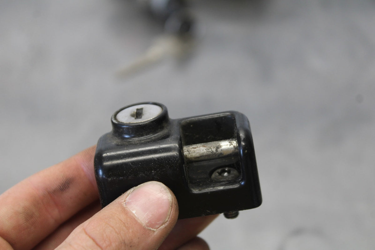 07 SUZUKI BOULEVARD M50 IGNITION LOCK KEY SET W/ GAS CAP AND SEAT LOCK BB897