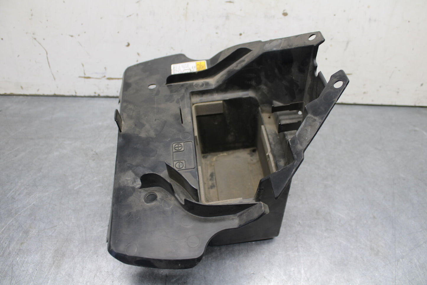 05-06 SUZUKI BOULEVARD M50 BATTERY TRAY BOX HOLDER BB671
