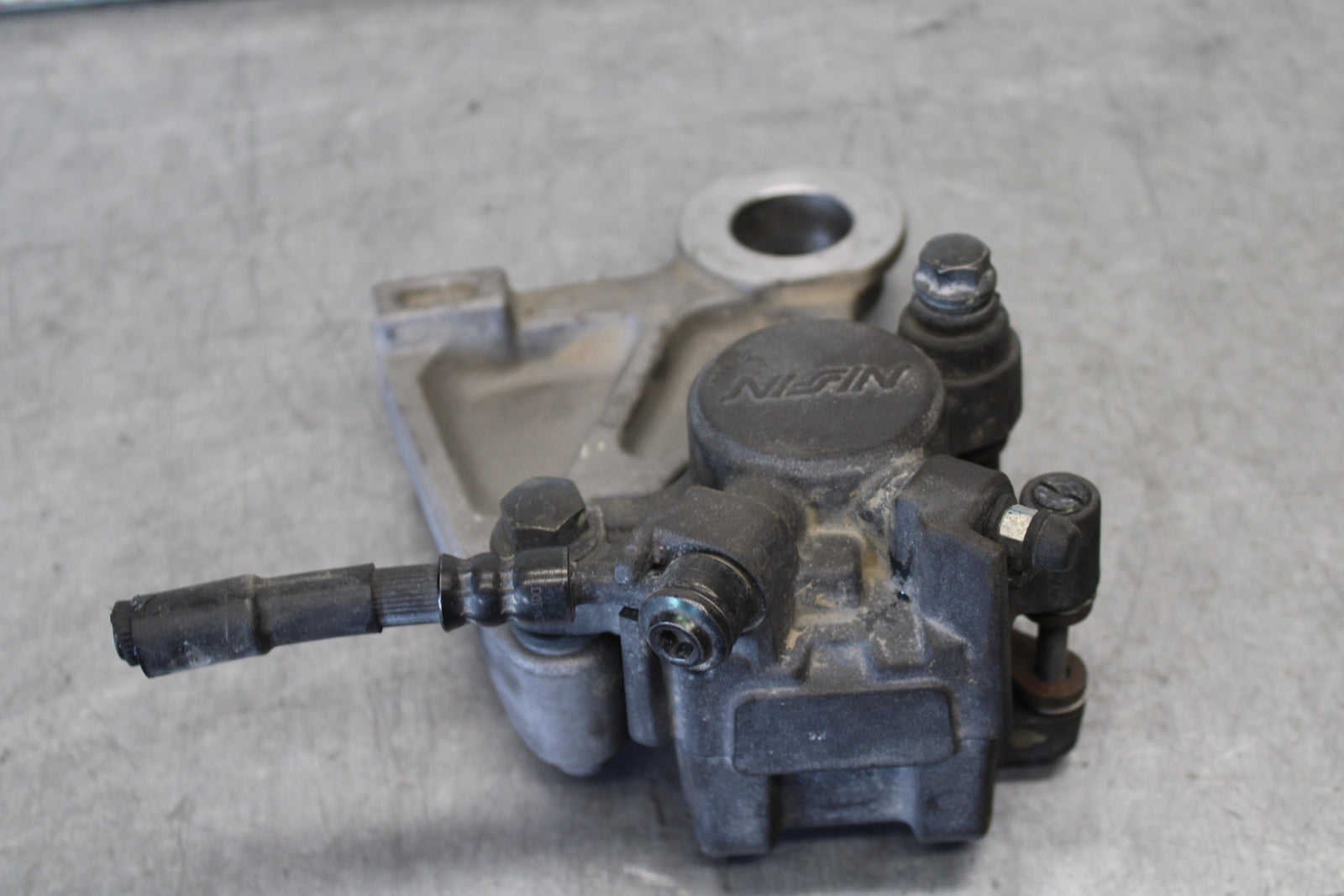 08-17 YAMAHA YZF R6 REAR BACK BRAKE CALIPER W MOUNT BRACKET 2C0-2580W-00-00