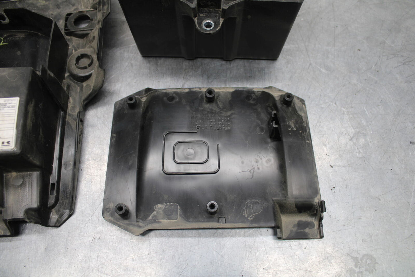 18-24 KAWASAKI NINJA 650 REAR BACK TAIL UNDERTAIL BATTERY TRAY PLASTIC BB725