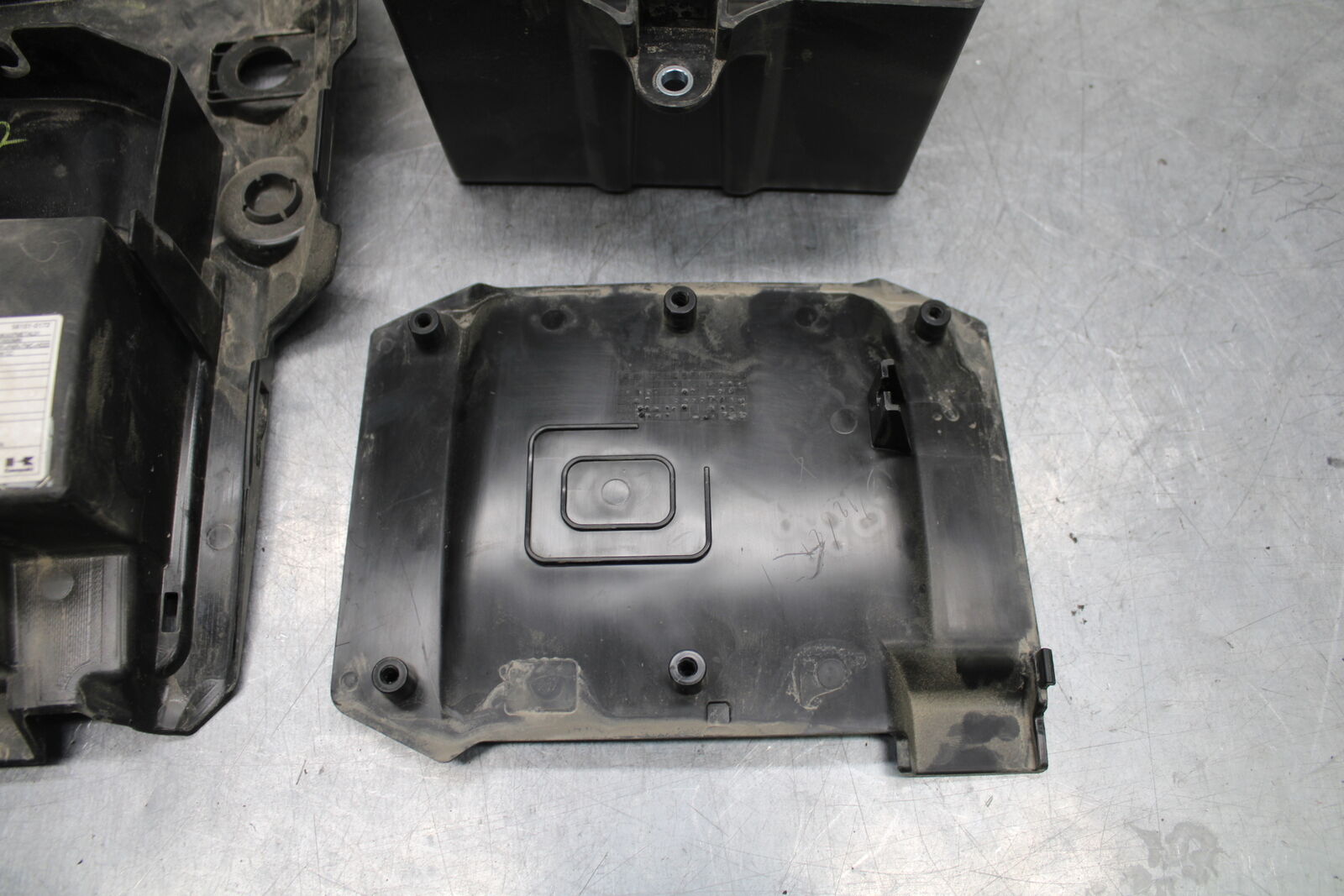 18-24 KAWASAKI NINJA 650 REAR BACK TAIL UNDERTAIL BATTERY TRAY PLASTIC BB725