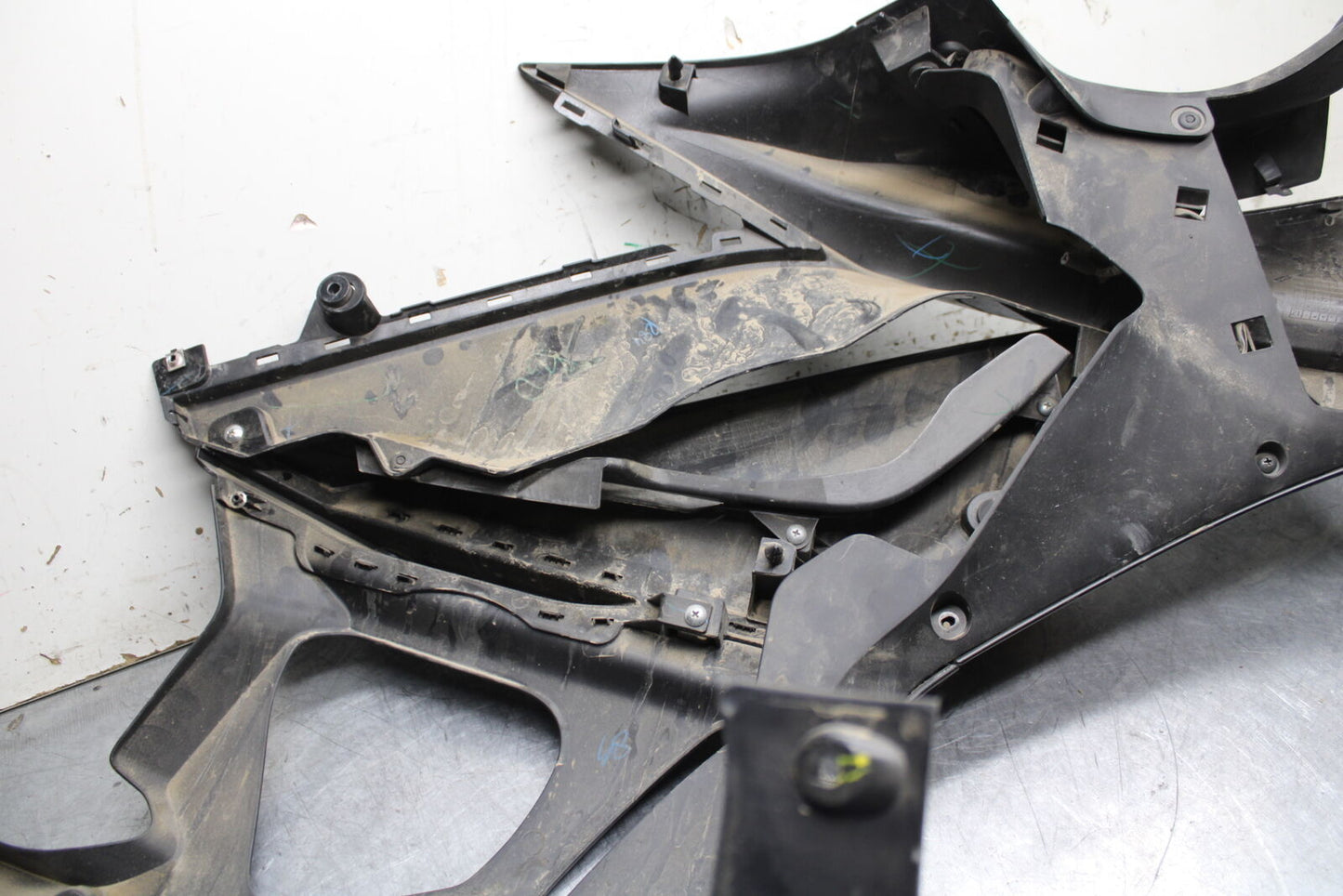 19-24 YAMAHA R3 LEFT LOWER MID UPPER SIDE FAIRING COWL BB736
