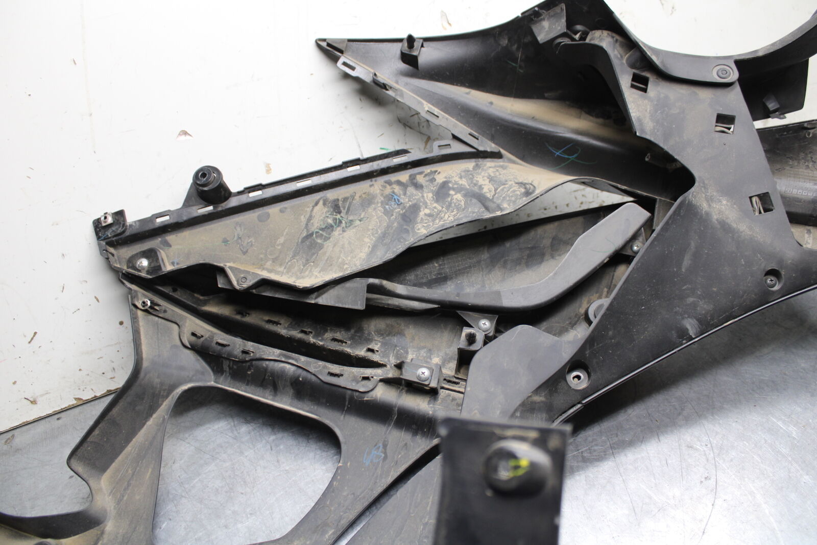 19-24 YAMAHA R3 LEFT LOWER MID UPPER SIDE FAIRING COWL BB736