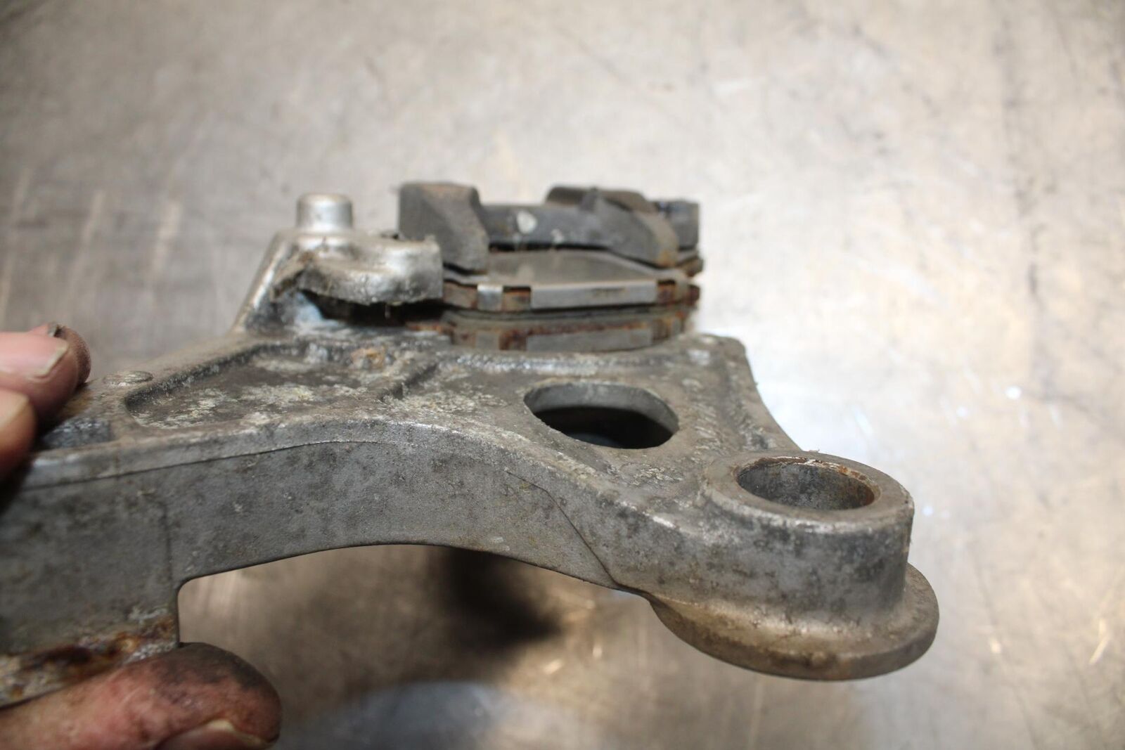 1992 Honda CBR600F2 REAR BACK BRAKE CALIPER W MOUNT BRACKET BB40 #B