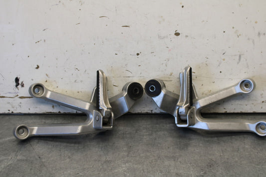 03-07 SUZUKI SV1000S REAR BACK PASSENGER PEG SET PAIR BB657
