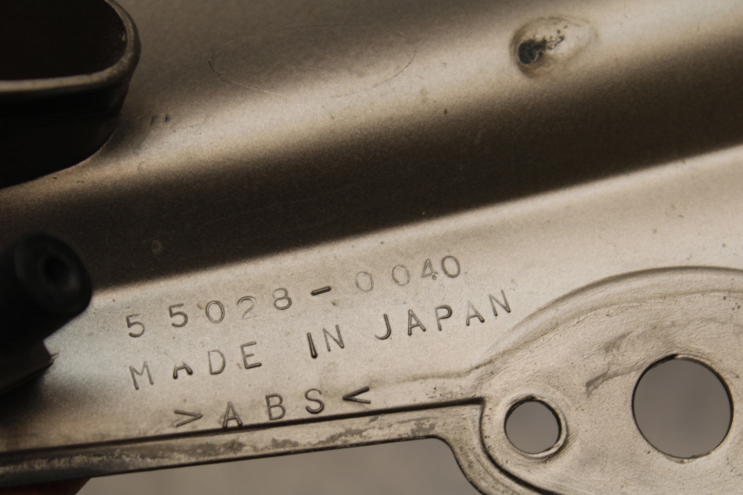 04-05 KAWASAKI NINJA ZX10R FRONT CENTER COWL FAIRING BB163