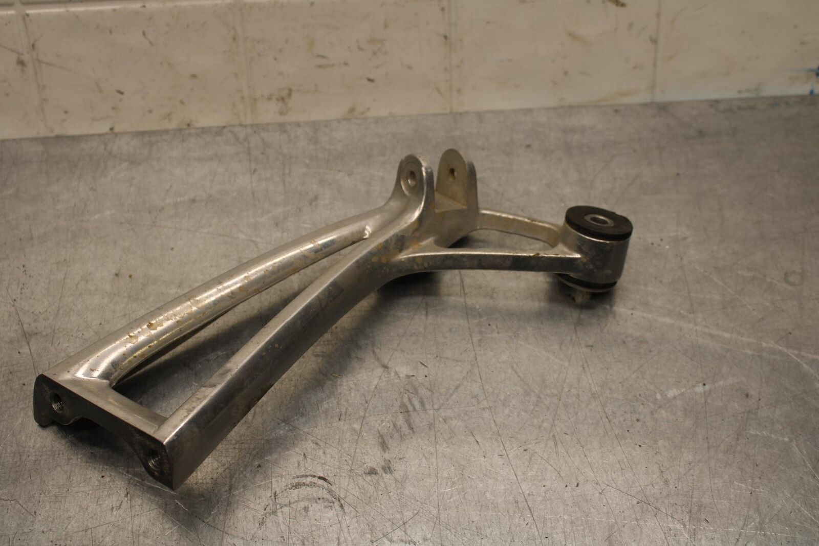 2007 Yamaha YZF R6S RIGHT REAR PASSENGER FOOTPEG MOUNT BB594