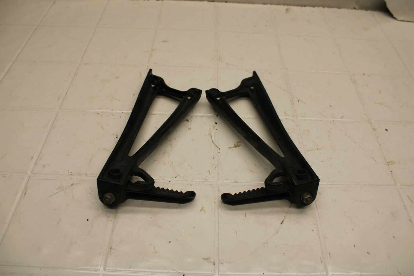 08-16 YAMAHA YZF R6 REAR BACK PASSENGER PEG SET PAIR BB406