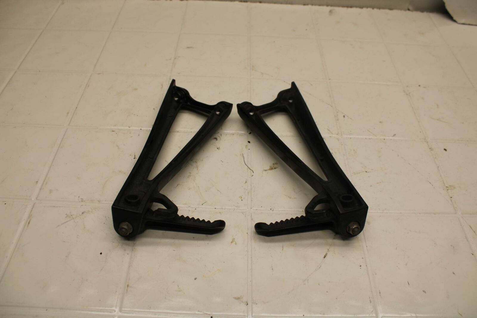 08-16 YAMAHA YZF R6 REAR BACK PASSENGER PEG SET PAIR BB406