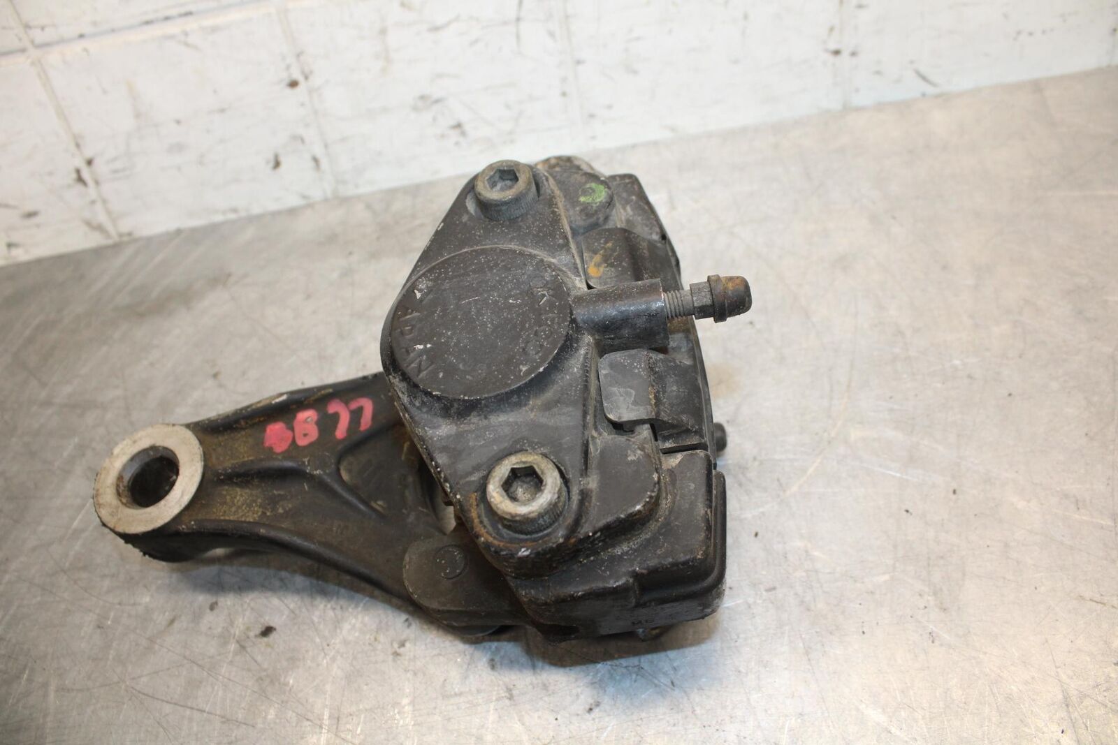1981 Suzuki GS850G REAR BACK BRAKE CALIPER W MOUNT BRACKET BB37