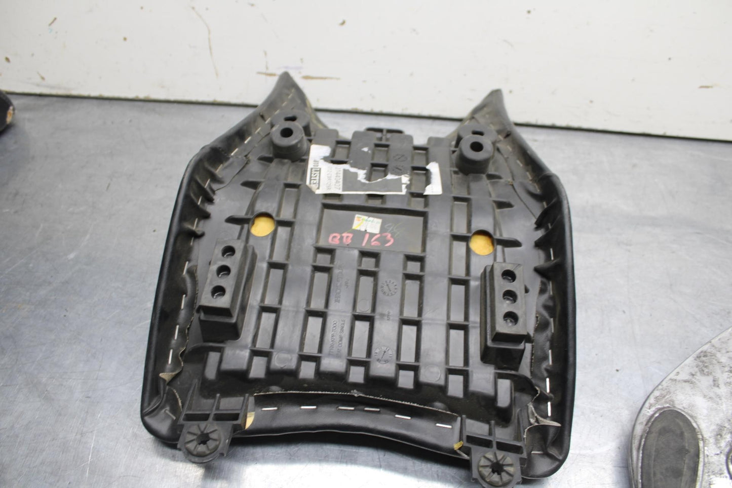 11-19 HONDA CBR125R FRONT DRIVERS SEAT PAD SADDLE BB102