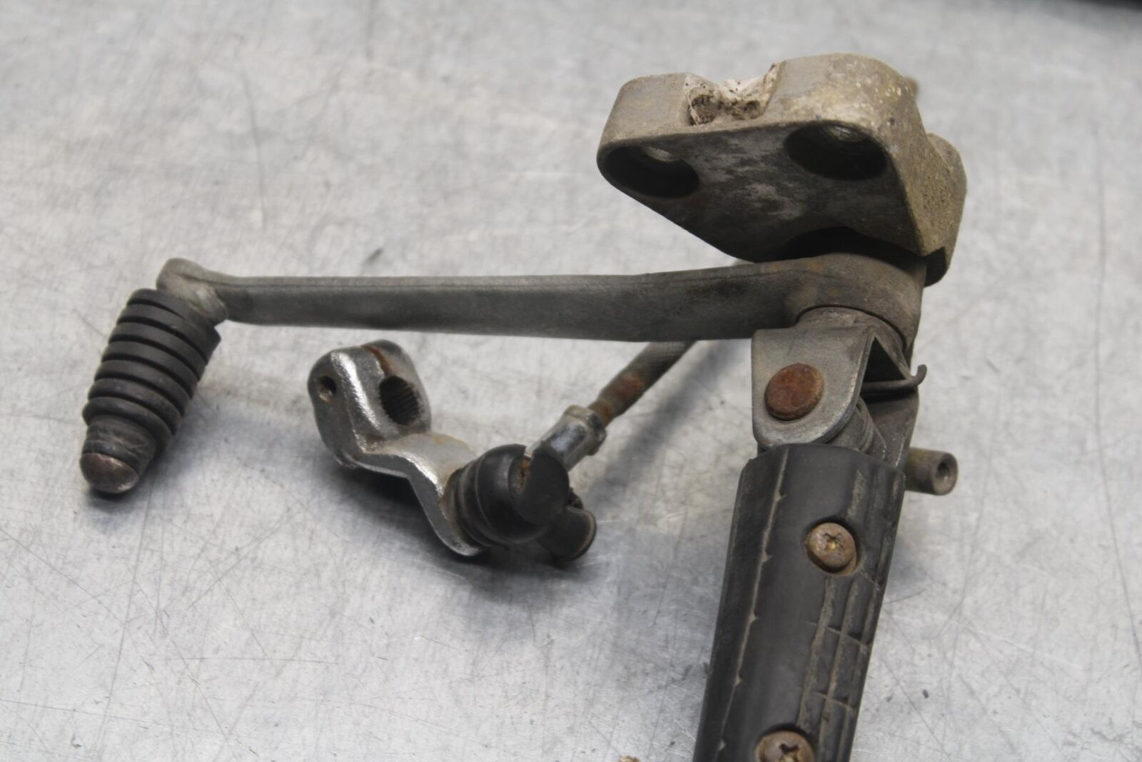 1988 Yamaha FZ600 LEFT REARSET REAR SET FOOT PEG W SHIFTER BB601