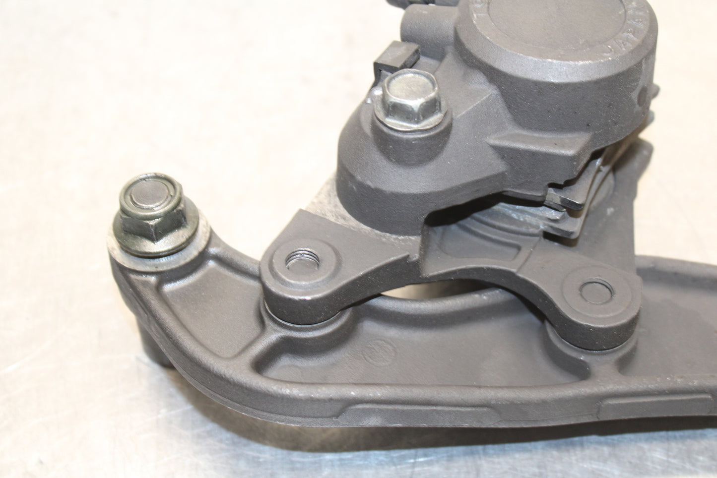 00 SUZUKI INTRUDER 1500 VL1500 REAR BACK BRAKE CALIPER W MOUNT BRACKET BB761