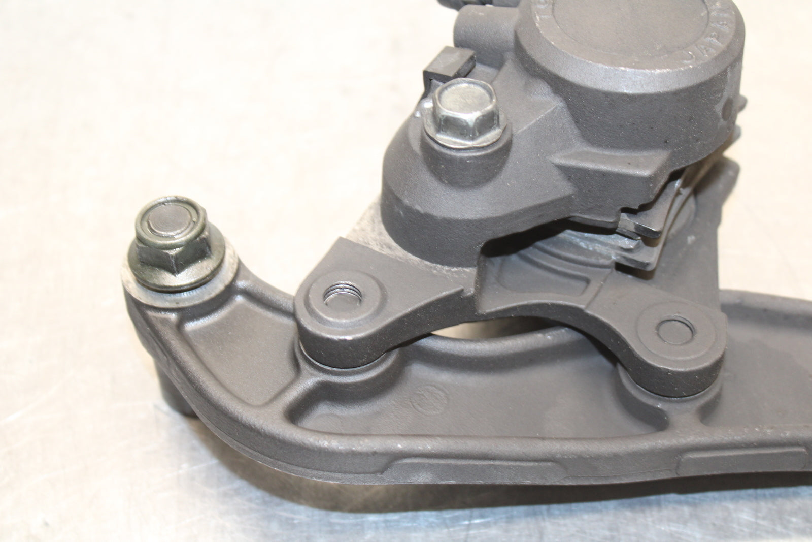 00 SUZUKI INTRUDER 1500 VL1500 REAR BACK BRAKE CALIPER W MOUNT BRACKET BB761