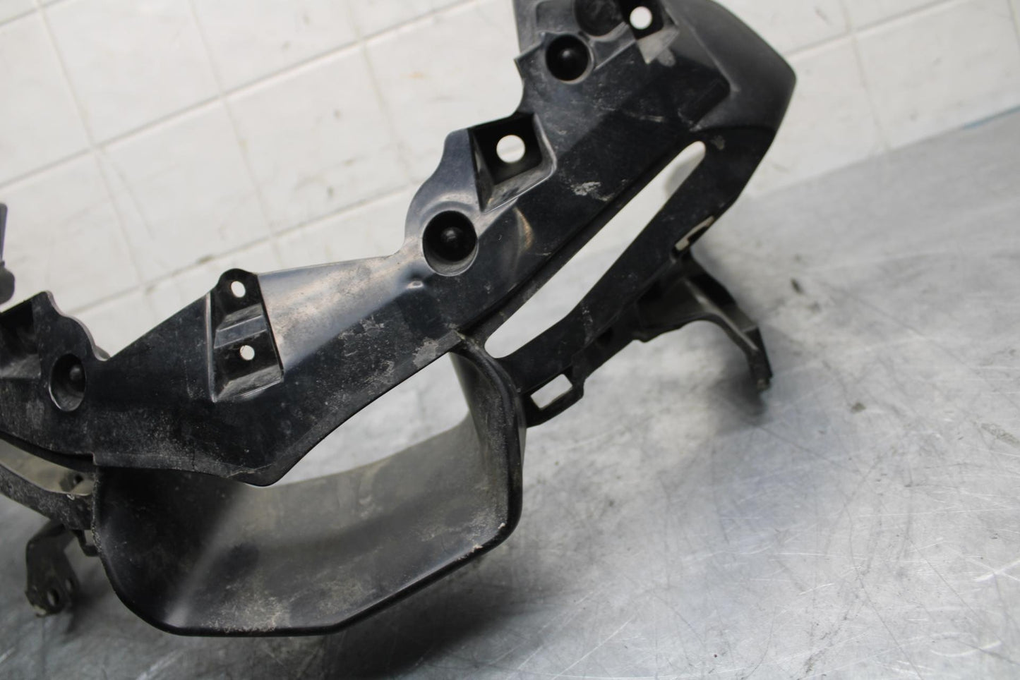 18 YAMAHA YZF R1  FRONT CENTER COWL FAIRING STAY BB473